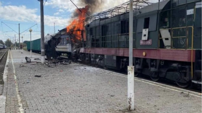 Rusiya ordusu Ukraynada sərnişin qatarına zərbə endirdi   - FOTO