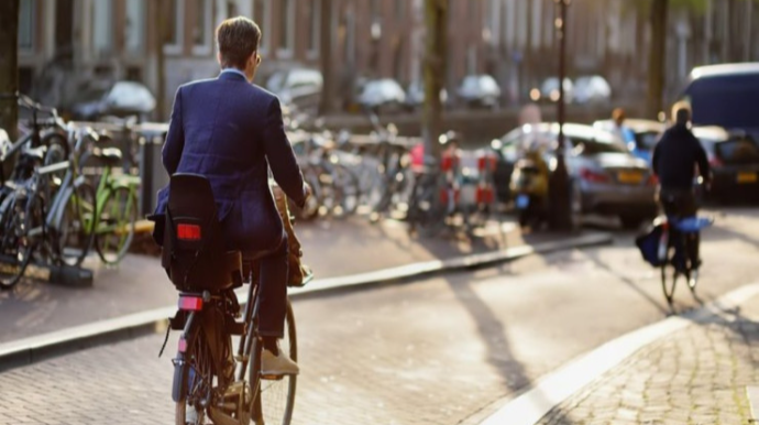 Bu ölkədə işə velosipedlə gedənlərə PUL VERİLƏCƏK 