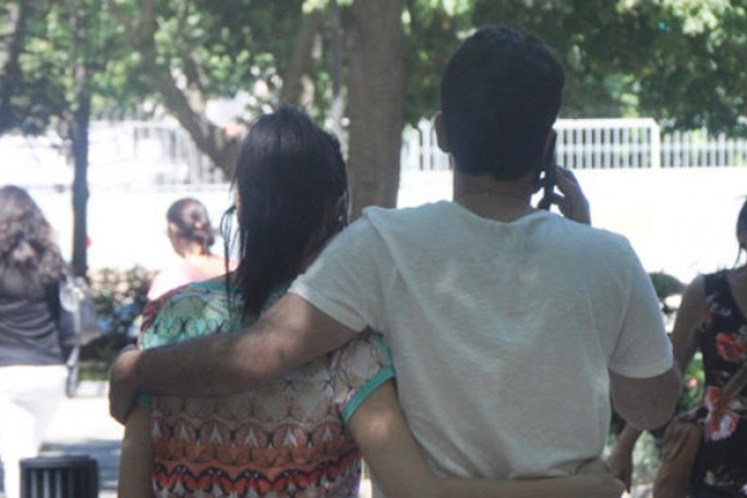 Evdən qaçan gəlin avtovağzalda başqa kişi ilə qol-boyun yaxalandı – VİDEO