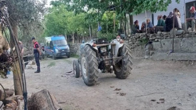 4 yaşlı Yusif atasının idarə etdiyi traktorun altında qalaraq öldü 