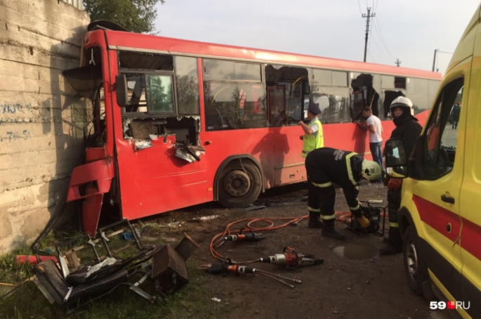 Təkəri partlayan avtobus dükana çırpıldı: 1 ölü, 20 yaralı - VİDEO
