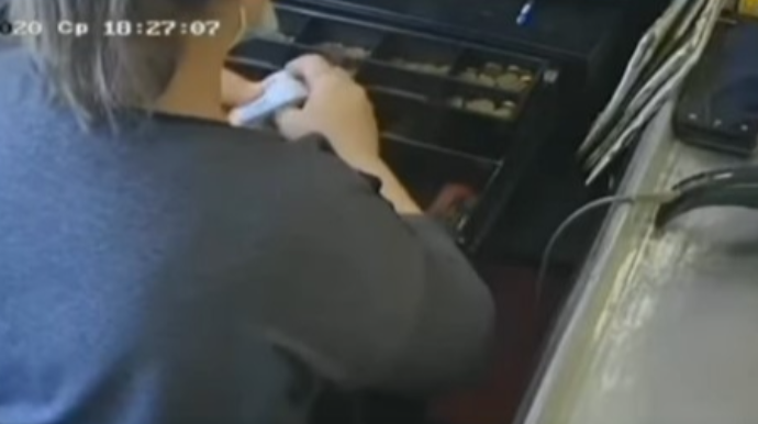 Marketdən yarım milyonluq mənimsəməyə görə kassir qadın həbs edildi   - VİDEO