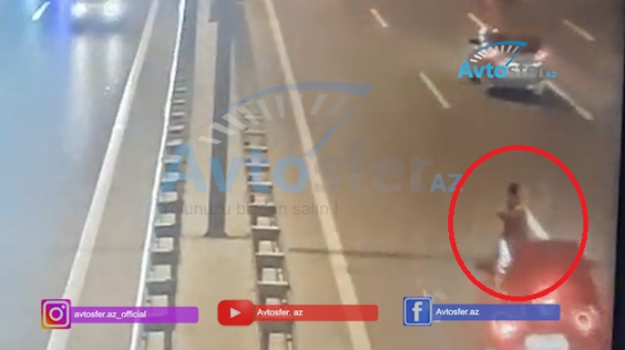 Magistral yolda "rahat gəzən"  piyadanı maşın belə vurdu - REAL VİDEO 
