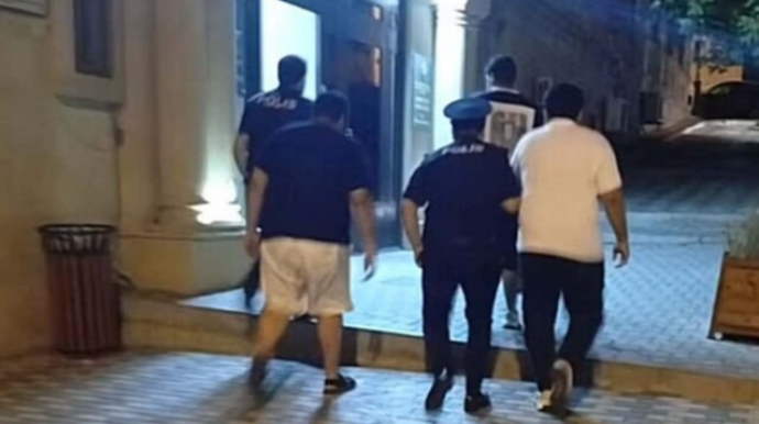 "Şəhidlər xiyabanında qeyri-etik hərəkətlər edən turistlər 5 il həbs edilə bilər" – HÜQUQŞÜNAS - FOTO