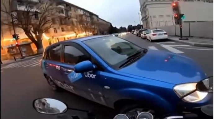 Taksi motosikletin yoluna çıxdı: son anda...   - VİDEO