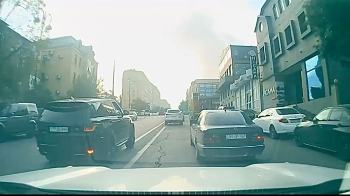 Bahalı nömrəli “Range Rover”lə qoşa xətti tapdalayıb əks yolla getdi    - VİDEO