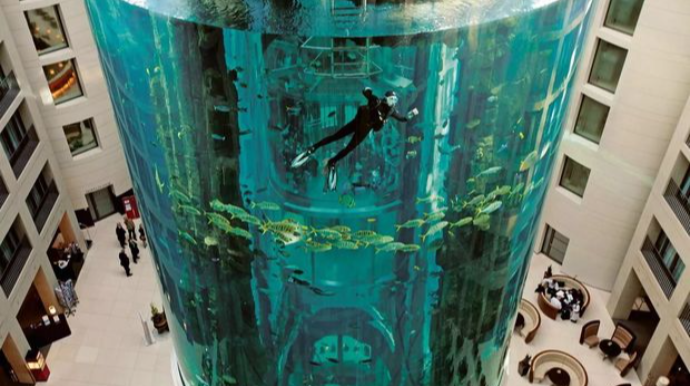 Berlinin mərkəzində hoteldə 16 metrlik akvarium parçalandı - FOTO - VİDEO 