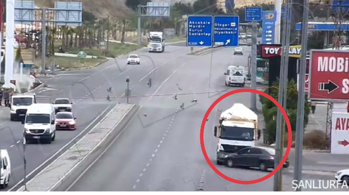 Əks yolla gedən sürücü qarşısına çıxan maşını vurdu - VİDEO