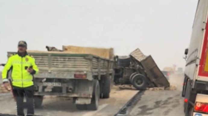 Bakı-Qazax yolunda iki "KamAZ" toqquşdu, biri aşdı - VİDEO