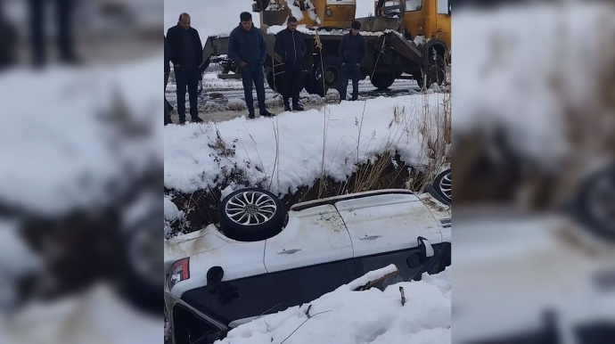 Yoldan çıxan “Land Rover” çuxura uçdu, sərnişinin ciyəri partladı   - VİDEO