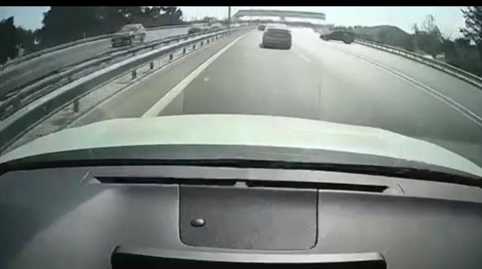 Aeroport yolunda dəhşətli qəza: maşın dəmirlərə çırpılıb.. - ANBAAN VİDEO  