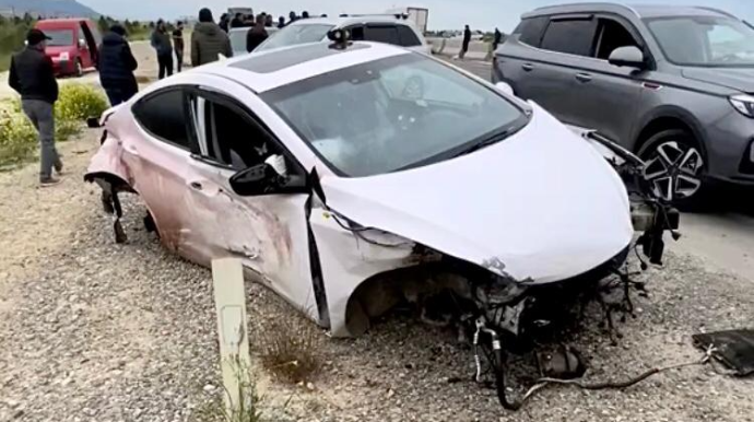 "Hyundai"  врезался в бетонное ограждение и пришел в негодность - ВИДЕО