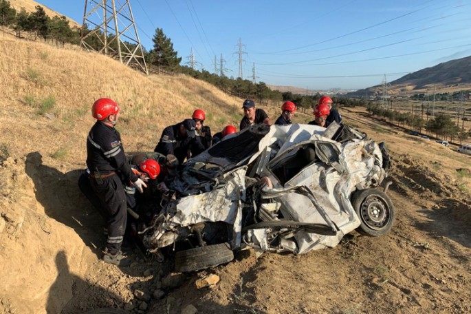 Sevgilisini bıçaqlayan şəxs onunla birgə olduğu avtomobili dərəyə aşırdı: 2 ölü - VİDEO