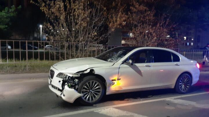 Pivə içib sükan arxasında keçdi, "BMW" ilə qadını vurub öldürdü