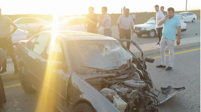 Abşeronda avtomobil betona çırpılıb, xəsarət alan var  - FOTO