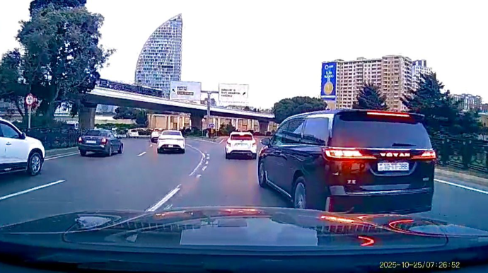 Soldakı maşını görməzdən gəlib manevr edən sürücü təhlükə yaratdı - 10-TT-388   - VİDEO