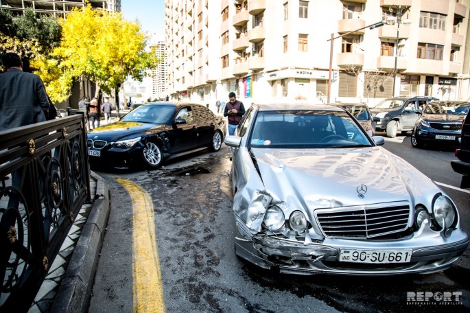 Bakıda "Mercedes"lə "BMW" toqquşub - FOTO
