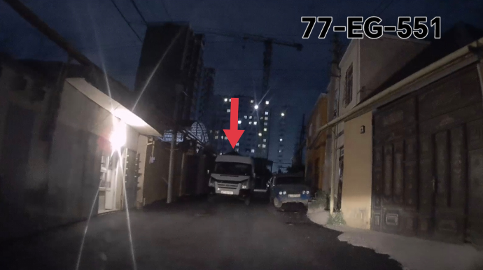 Xırdalanda "ruh kimi" gəzən sürücü maşının bütün işıqlarını söndürdü - VİDEO