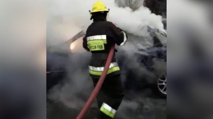 Gəncədə minik avtomobili yanıb