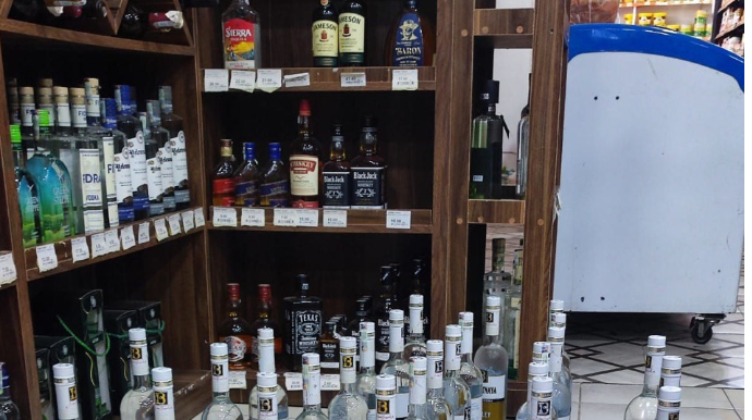 Marketdə saxta alkoqollu içkilər aşkarlanıb - FOTO 