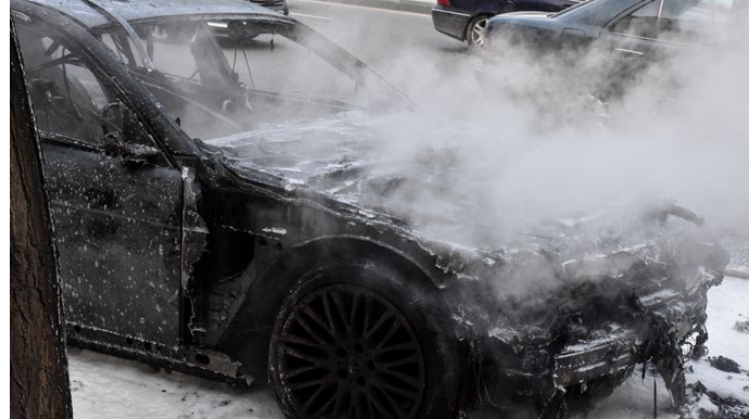 Sabirabadda minik avtomobili yanıb