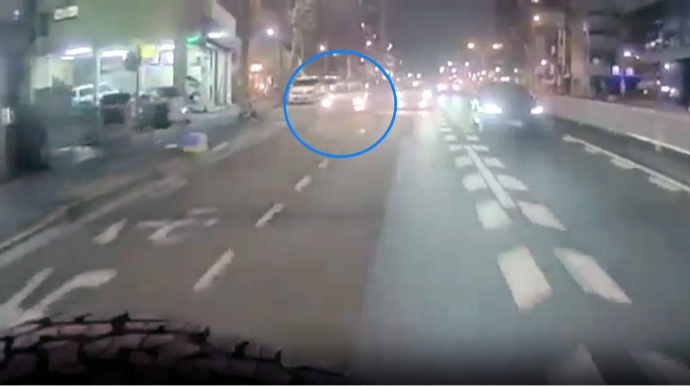 Polisdən qaçan sürücü qəza törətdi; sərnişinlə birlikdə maşından düşüb qaçdılar - VİDEO 