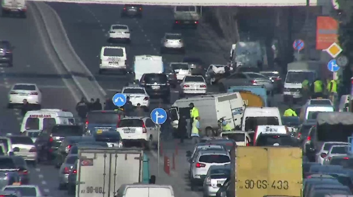 Bakıda ağır qəza: Mərkəzi prospektdə hərəkət iflic oldu - FOTO   - VİDEO