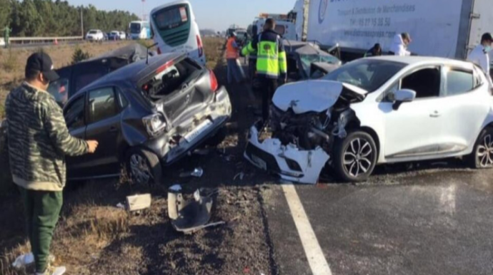 20 maşın toqquşdu: 1 nəfər ölüb, 37 nəfər yaralanıb