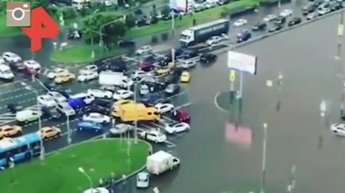 Leysan yağışları avtomobilləri yararsız hala saldı - VİDEO