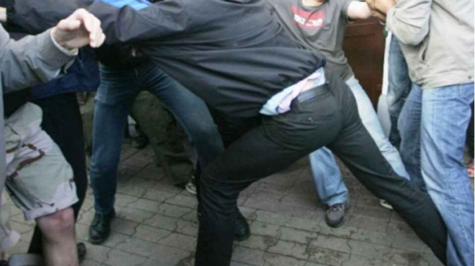 Avtomobillər toqquşdu, söyüş söyüldü, məktəbin yaxınlığında qan töküldü - GƏNCƏDƏ 