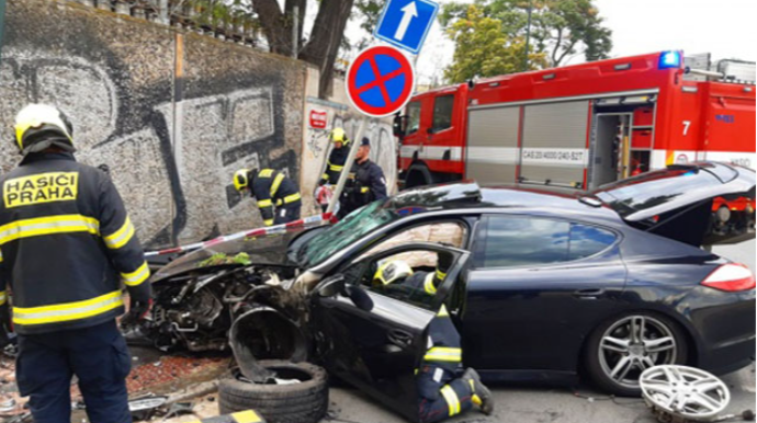 Azərbaycan vətəndaşı Çexiyada “Porsche” ilə  polisdən qaçdı, qəzaya düşdü  - FOTO