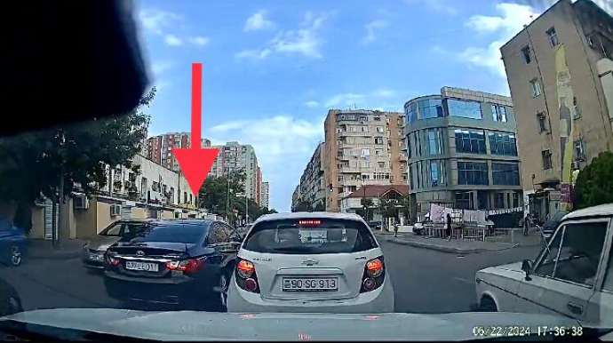 Bahalı nömrəli avtomobillə “protiv” gedib qırmızıda keçən sürücü  - VİDEO