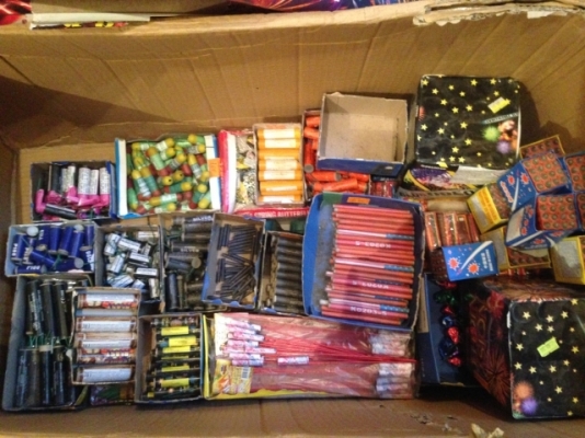 Gömrükçülər müxtəlif formalı pirotexniki vasitələr aşkar edib - FOTO