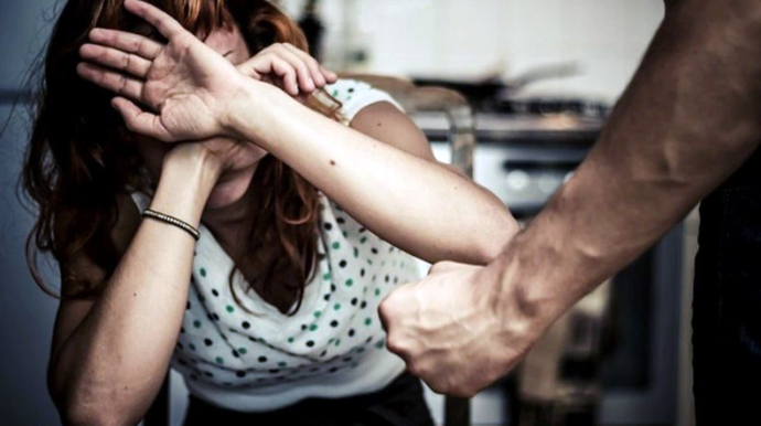 Daşkəsəndə sərxoş kişi evə gec gələn arvadını döydü 