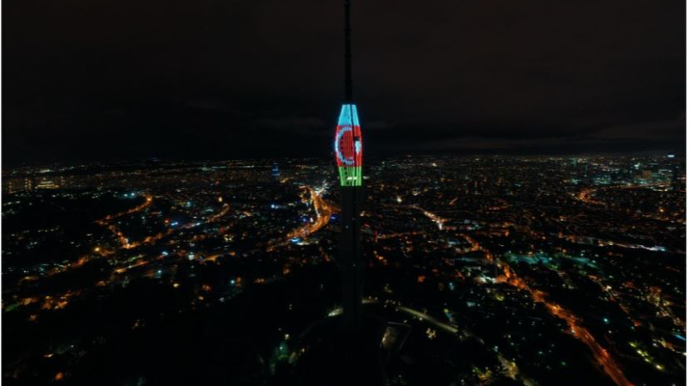 Телебашня Чамлыджа  была освещена флагами Азербайджана и Турции