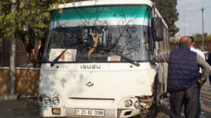 Gəncədə avtobus qəzaya uğradı - Yaralılar var 