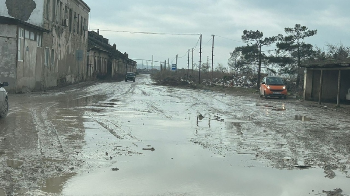Yük maşınlarının bərbad vəziyyətə qoyduğu yol - “Balaxanıneft”in ... - FOTOLAR 