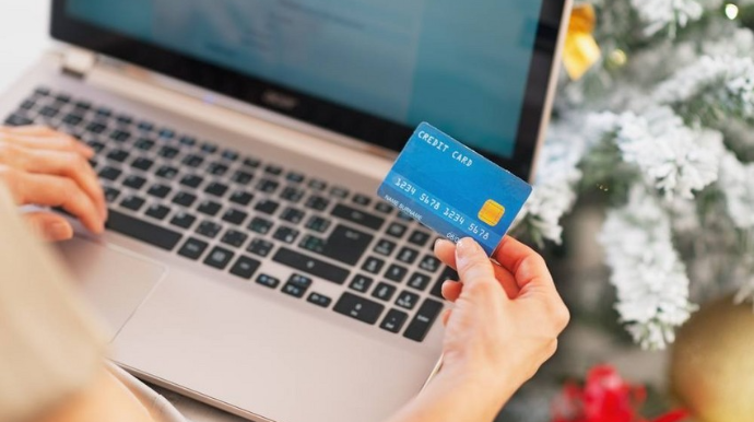 Bakı sakininin bank hesabından 2000 manat oğurlanıb 