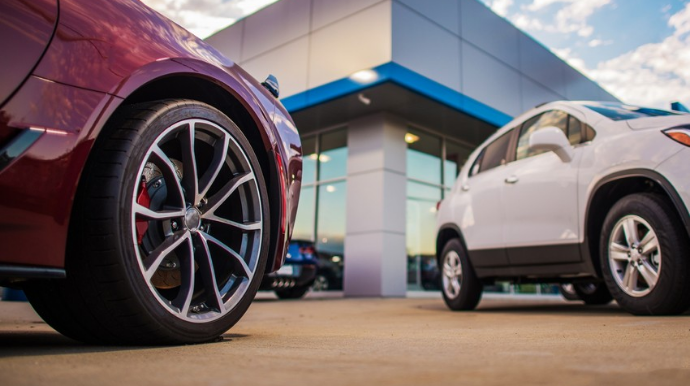 Deputatlar səs verdi:  iri mühərrikli avtomobillərin aksiz vergisi artırıldı 