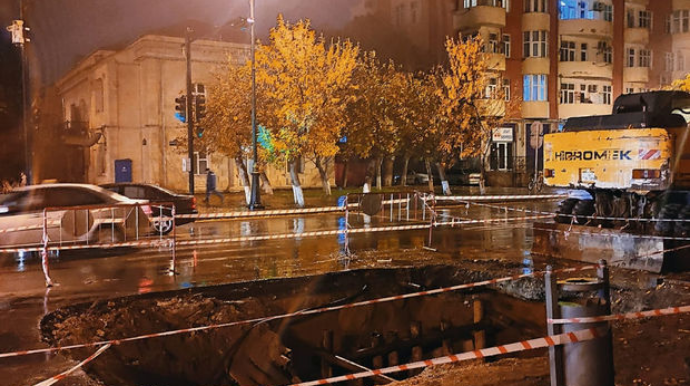 Sumqayıtda yol çökdü