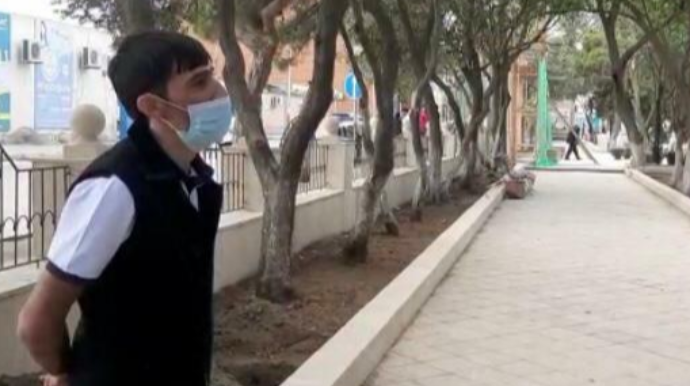 Polis parkda istirahət edən COVID-19 xəstəsini saxlayıb - FOTO