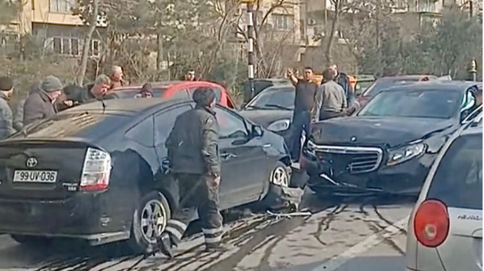 Günəşlidə 150 manatlıq qayda pozan  “Prius” sürücüsü qəza törətdi   - VİDEO