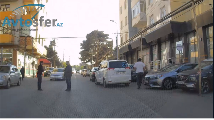 Maşınların gəlməsinə əhəmiyyət verməyib yolun ortasında söhbət etdilər - VİDEO