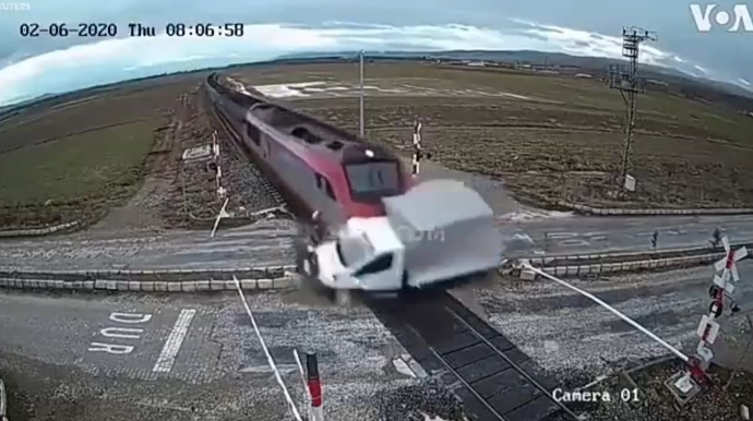 Qatar yoluna çıxan yük avtomobilini əzib keçdi  - VİDEO