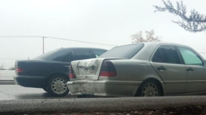 İdarəetmədən çıxan "Mercedes"  maneyə, ardınca başqa maşına çırpıldı - FOTO 