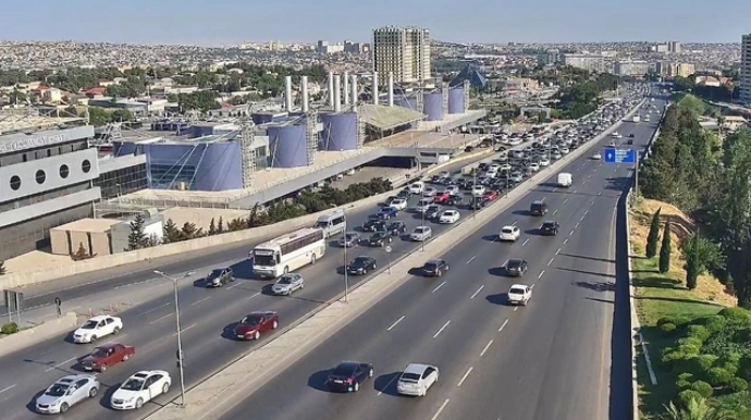 На каких улицах Баку 24 июня наблюдаются транспортные заторы? 