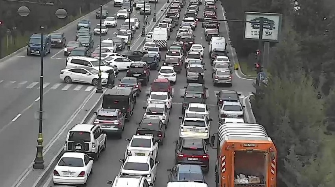 Bakının bir sıra yollarında nəqliyyat vasitələrinin sıxlığı yaranıb 