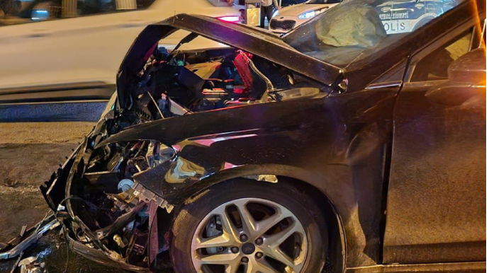 Gəncədə "Mercedes" mağazaya çırpıldı, sürücü... 