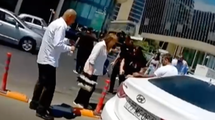 “Crescent Mall”un qarşısında piyadaları maşın vurdu - VİDEO 