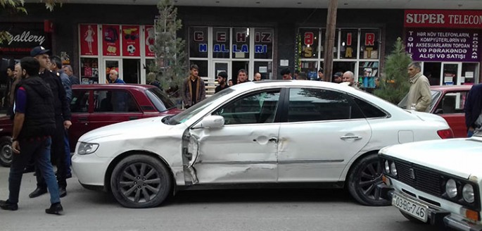 İki avtomobil toqquşdu: xəsarət alanlar var - FOTO